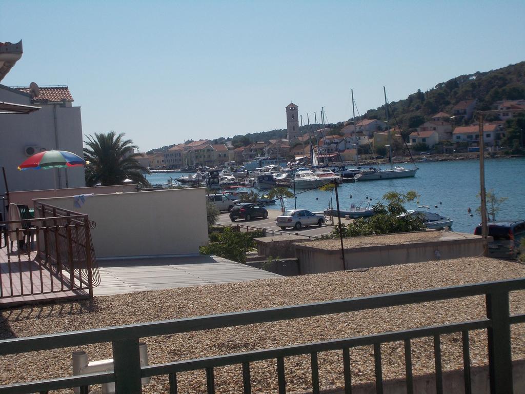 Waterfront Apartments Тисно Номер фото
